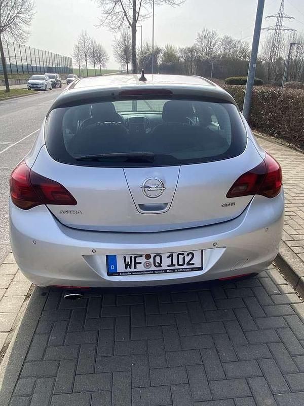 Gebraucht Opel Astra Cosmo 160 PS (117 kW) 2010 Grau Kleinwagen