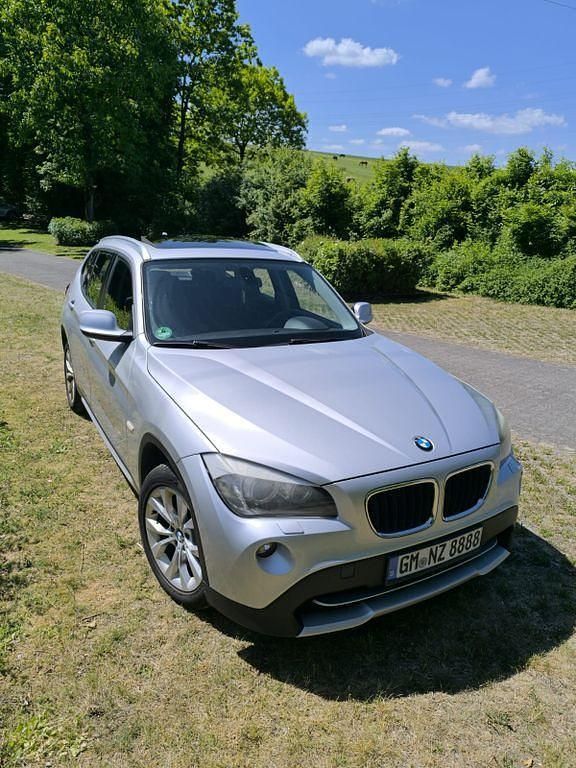 Silber Gebraucht 2011 BMW X1 SUV | 4.899 € (Fairer Preis) - Bild 1/4