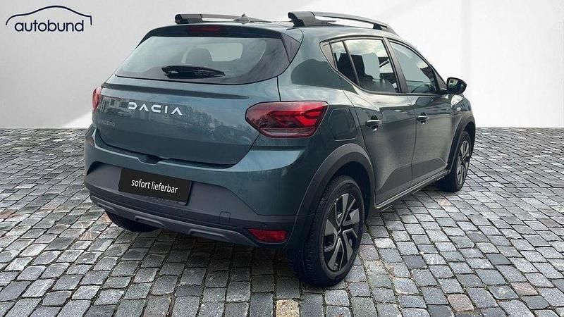Neu Dacia Sandero Expression 91 PS (66 kW) 2025 Grün SUV