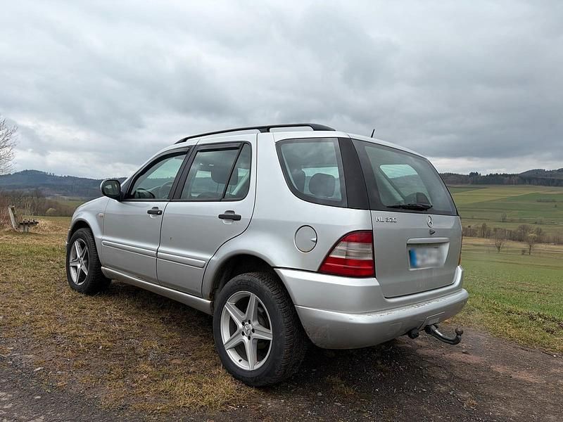 Gebraucht Mercedes ML320 218 PS (160 kW) 2001 Silber SUV