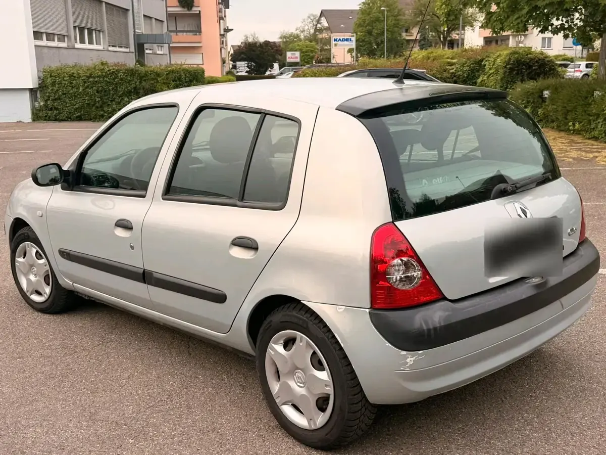 Używany Renault Clio II 58 KM (42 kW) 2004 Srebrny Hatchback