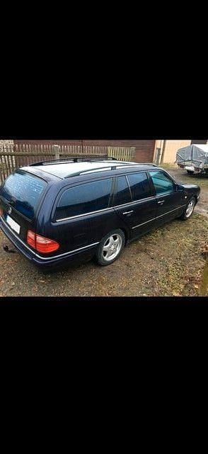 Gebraucht Mercedes E230 Avantgarde 150 PS (110 kW) 1996 Violett Limousine