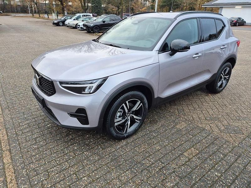 Neu Volvo XC40 Plus 163 PS (119 kW) 2025 Silber SUV