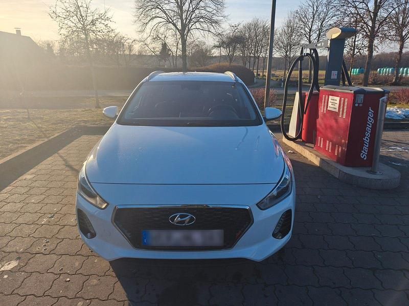 Gebraucht Hyundai i30 Select 110 PS (80 kW) 2017 Weiß Kombi