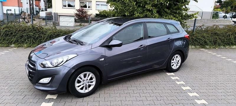 Grau Gebraucht 2015 Hyundai i30 Classic Kombi | 5.900 € (Guter Preis) - Bild 1/4