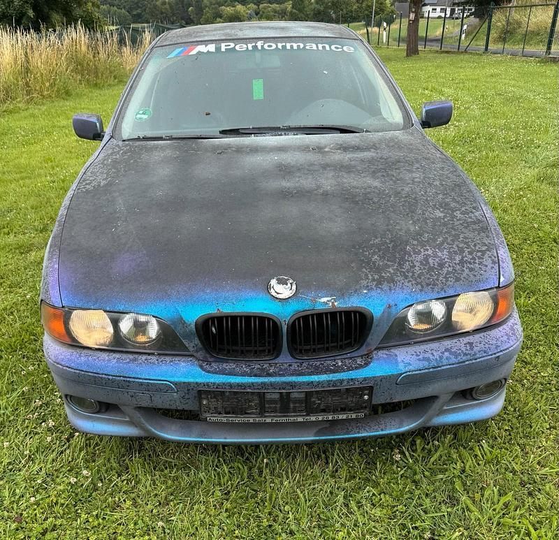 Grün Gebraucht 1999 BMW 523 Limousine | 999 € (Superpreis) - Bild 1/3