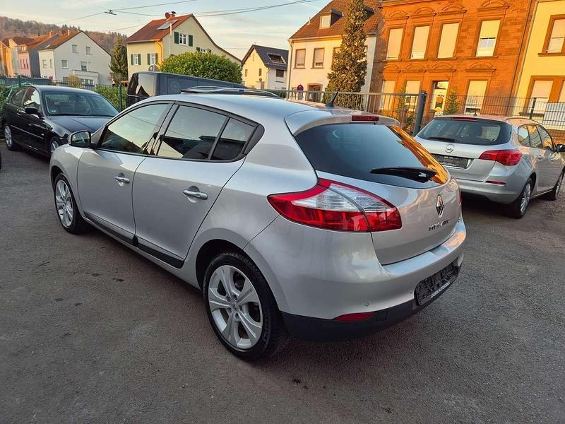 Gebraucht Renault Mégane III Dynamique 131 PS (96 kW) 2009 Platingrau Kleinwagen