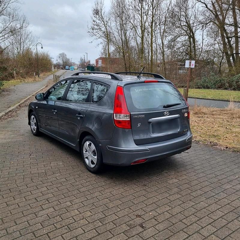 Gebraucht Hyundai i30 90 PS (66 kW) 2011 Grau Kombi