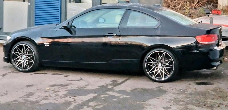 Schwarz Gebraucht 2009 BMW 320 Coupé | 9.999 € (Etwas zu teuer) - Bild 1/4