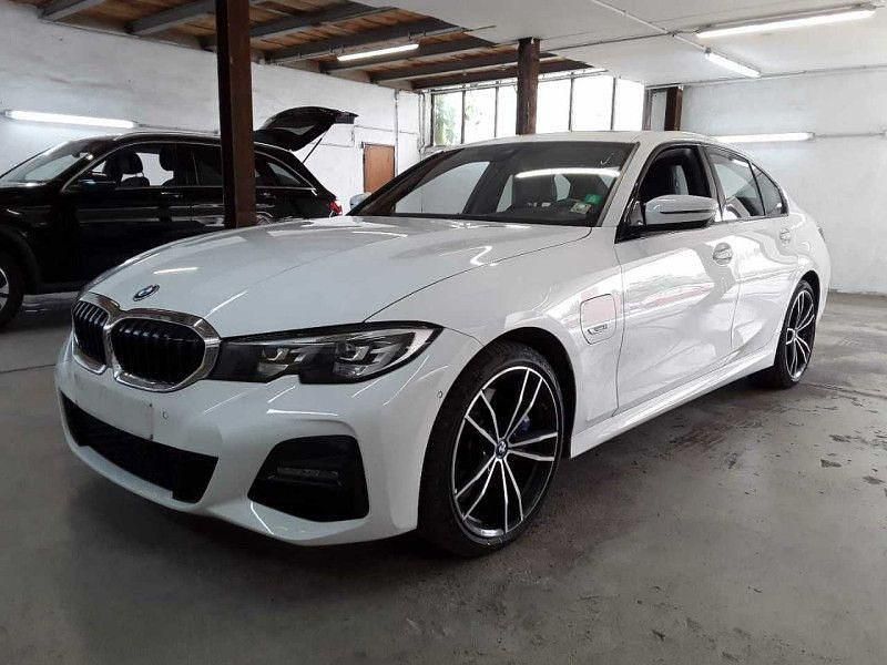 Weiß Gebraucht 2021 BMW 320e M Sport Limousine | 31.450 € (Fairer Preis) - Bild 1/4