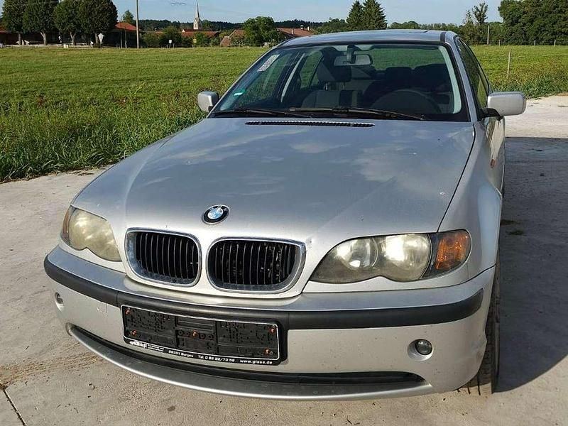 Silber Gebraucht 2004 BMW 318 Limousine | 1.995 € (Fairer Preis) - Bild 1/4
