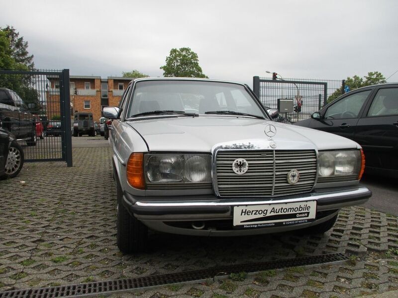 Silber Gebraucht 1984 Mercedes 200 Limousine | 15.999 € - Bild 1/4
