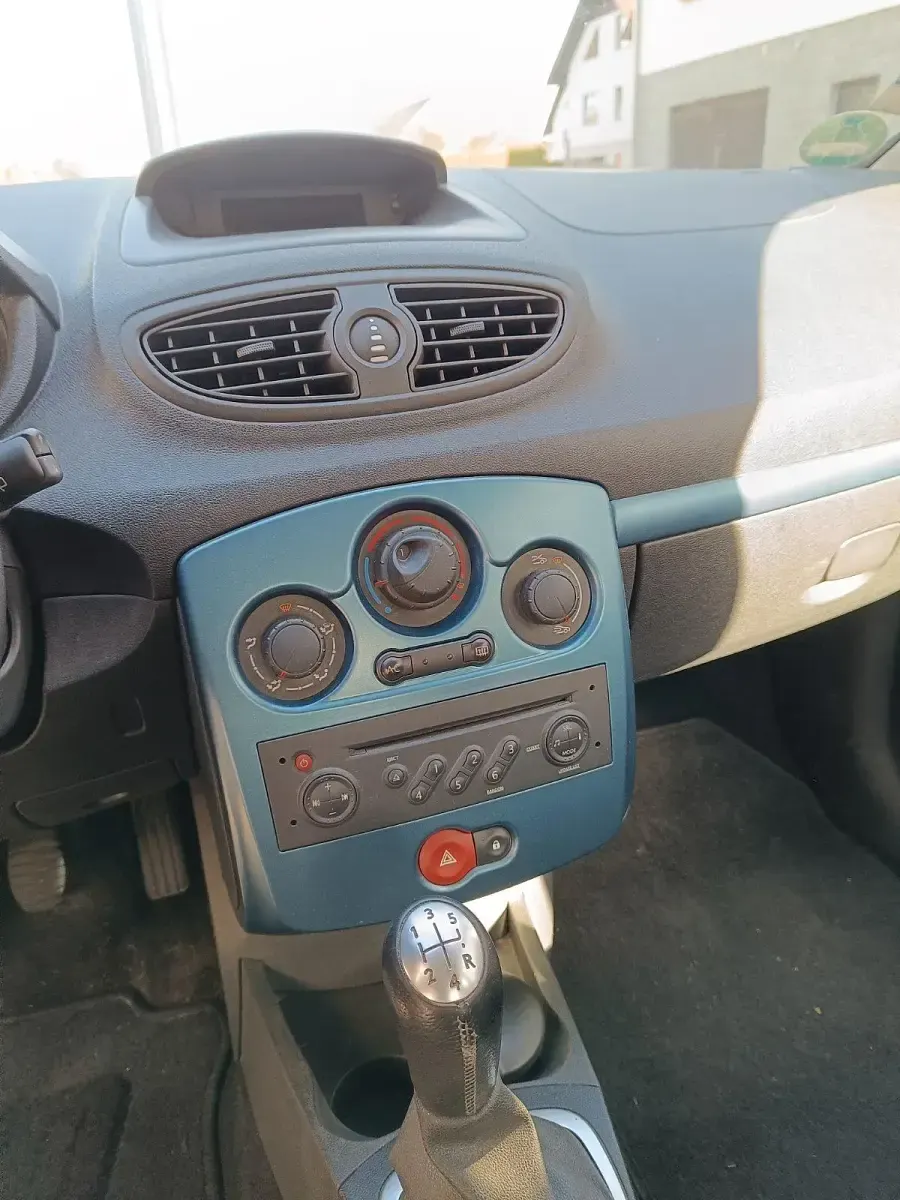 Używany Renault Clio III 75 KM (55 kW) 2008 Niebieski Hatchback