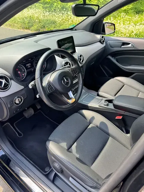 Gebraucht Mercedes B200 156 PS (114 kW) 2017 Schwarz Van / Kleinbus