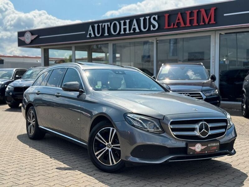 Grau Gebraucht 2018 Mercedes E220 Avantgarde Limousine | 21.290 € (Superpreis) - Bild 1/4