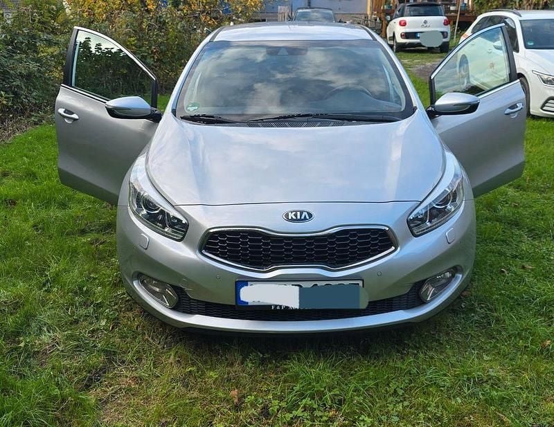 Gebraucht Kia Ceed Spirit 135 PS (99 kW) 2014 Silber Kleinwagen