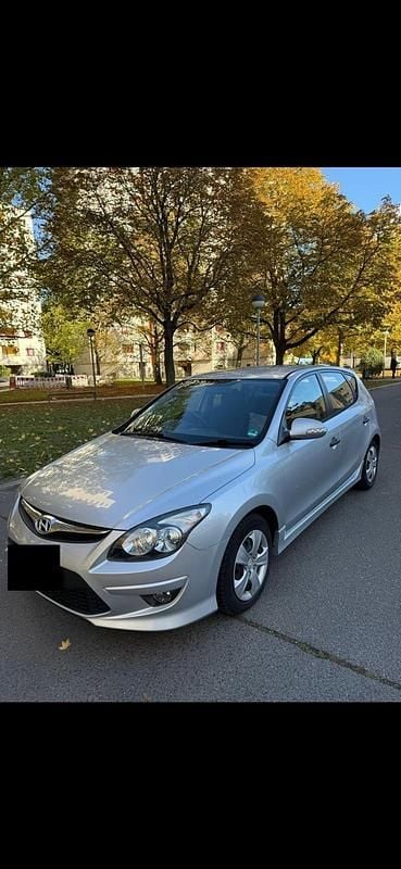 Silber Gebraucht 2011 Hyundai i30 Limousine | 5.600 € (Etwas zu teuer) - Bild 1/4