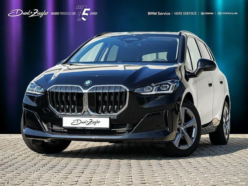 Saphirschwarzmetallic Gebraucht 2025 BMW 218 Active Tourer Luxury Line Van / Kleinbus | 31.950 € (Superpreis) - Bild 1/4