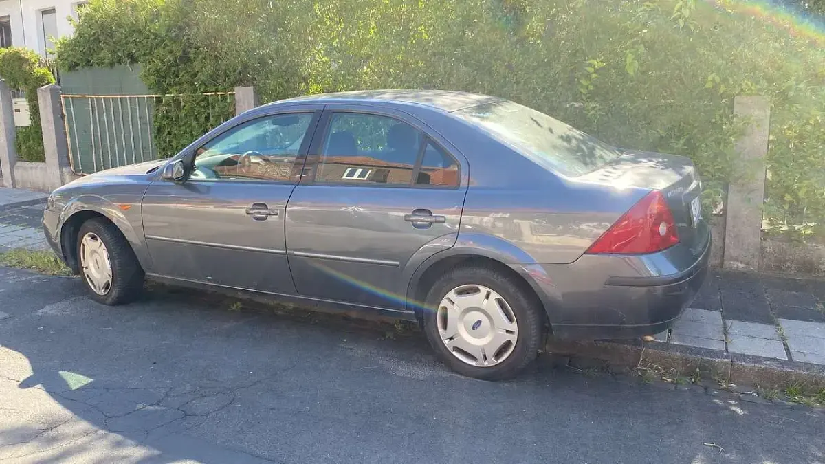 Gebraucht Ford Mondeo Ghia 110 PS (80 kW) 2002 Grau Limousine