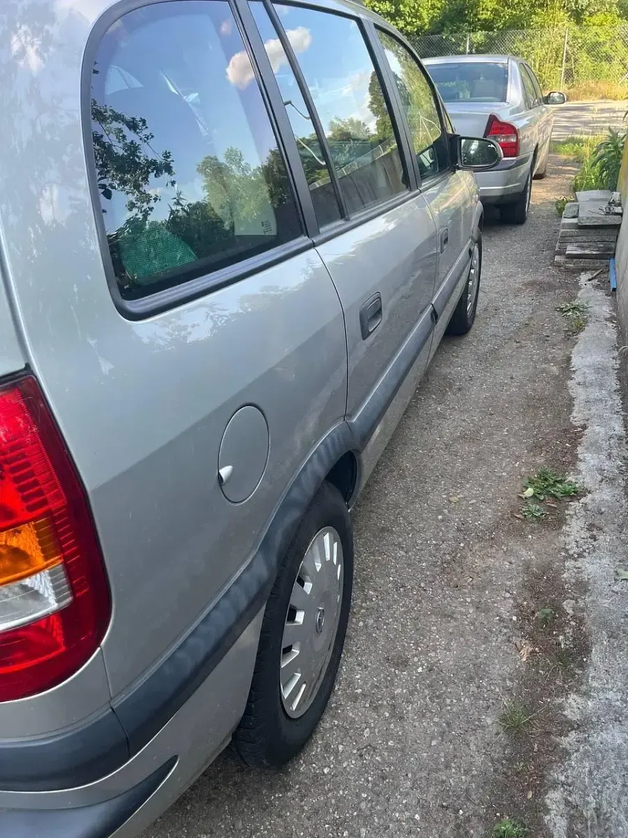 Gebraucht Opel Zafira 125 PS (91 kW) 2001 Silber Van / Kleinbus