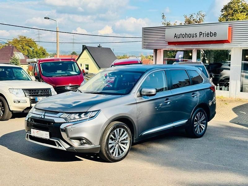 Grau Gebraucht 2020 Mitsubishi Outlander Diamant Edition SUV | 21.990 € (Etwas zu teuer) - Bild 1/4