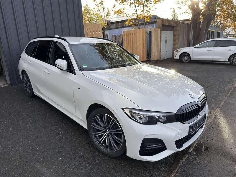 Weiß Gebraucht 2019 BMW 320 M Sport Kombi | 23.950 € (Fairer Preis) - Bild 1/4