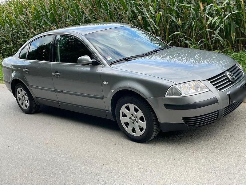 Grau Gebraucht 2002 VW Passat Limousine | 2.850 € (Teuer) - Bild 1/4