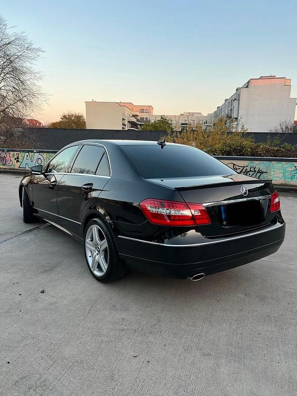 Gebraucht Mercedes E200 184 PS (135 kW) 2011 Schwarz Limousine