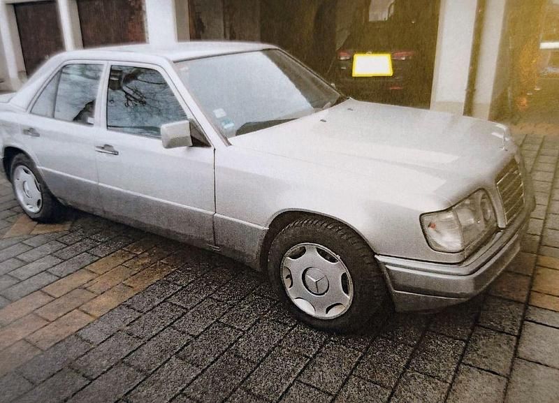 Silber Gebraucht 1995 Mercedes E280 Limousine | 8.999 € - Bild 1/3