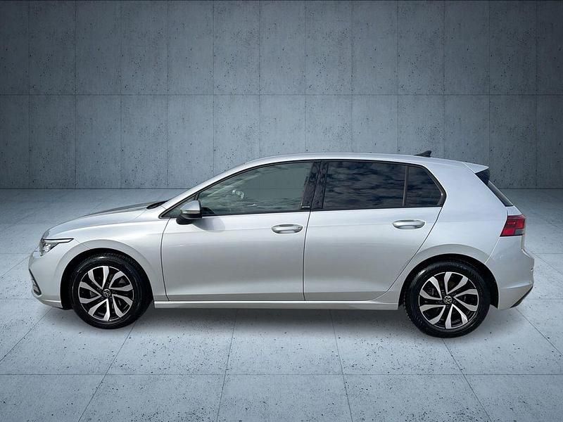 Second-hand VW Golf VIII Active 150 CP (110 kW) 2022 Argintiu Berlinǎ