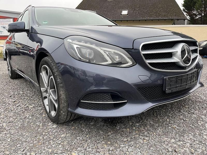 Blau Gebraucht 2014 Mercedes E350 Limousine | 15.499 € (Guter Preis) - Bild 1/4