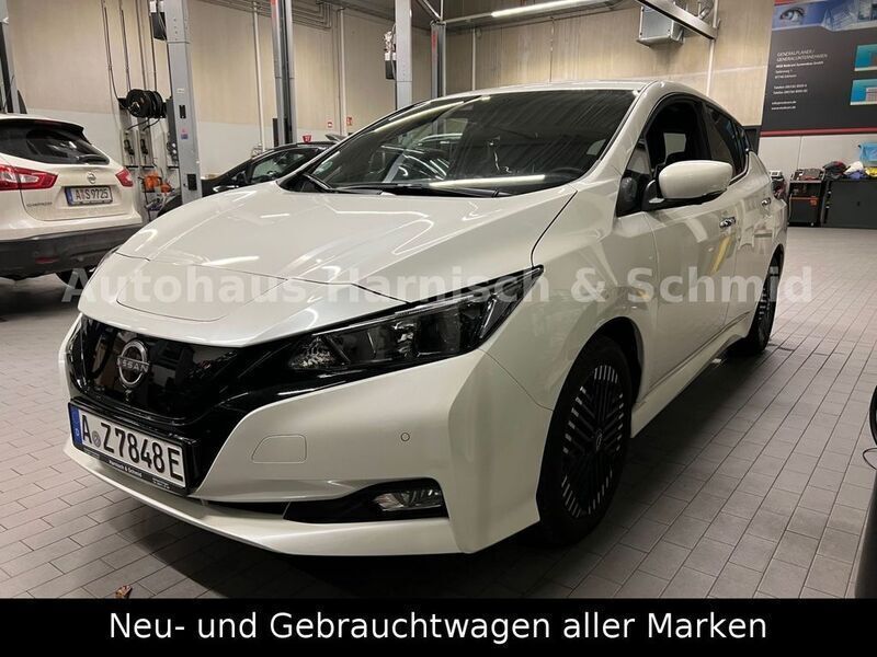 Brilliant white (m) Gebraucht 2022 Nissan Leaf N-Connecta Kleinwagen | 24.670 € - Bild 1/4