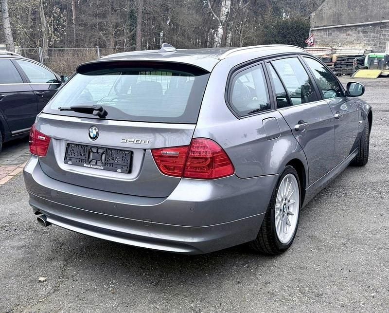 Gebraucht BMW 320 184 PS (135 kW) 2012 Grau Kombi