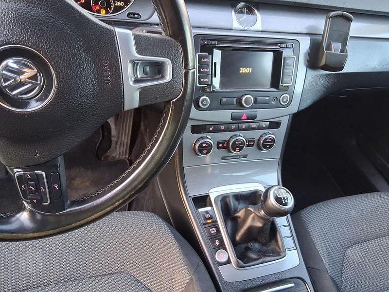 Usata VW Passat 105 CV (77 kW) 2012 Blu Berlina