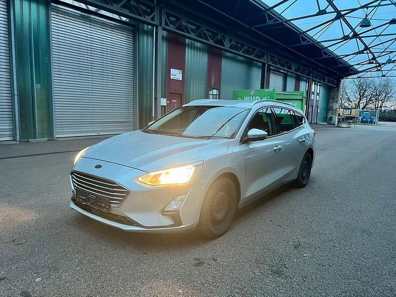 Silber Gebraucht 2018 Ford Focus Cool & Connect Limousine | 6.545 € (Fairer Preis) - Bild 1/4