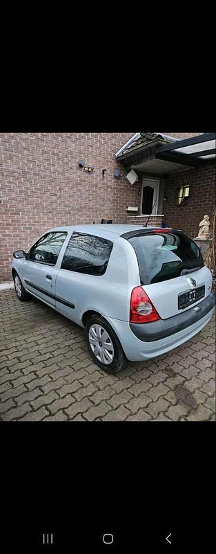 Grau Gebraucht 2004 Renault Clio II Kleinwagen | 1.100 € (Fairer Preis) - Bild 1/4