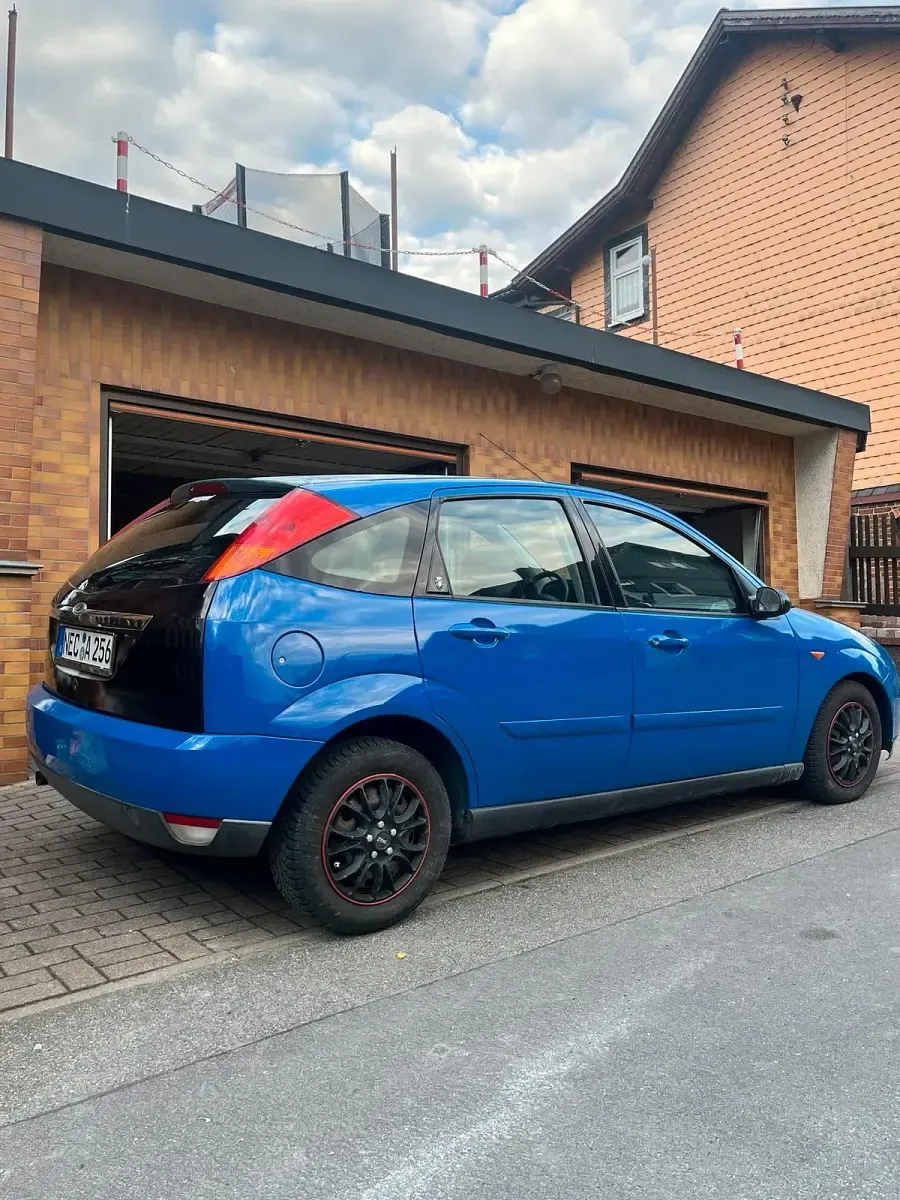 Gebraucht Ford Focus 116 PS (85 kW) 1999 Blau Kleinwagen