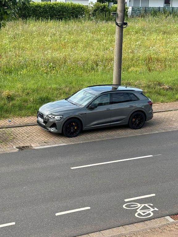 Grau Gebraucht 2022 Audi e-tron Sport SUV | 41.500 € (Teuer) - Bild 1/4