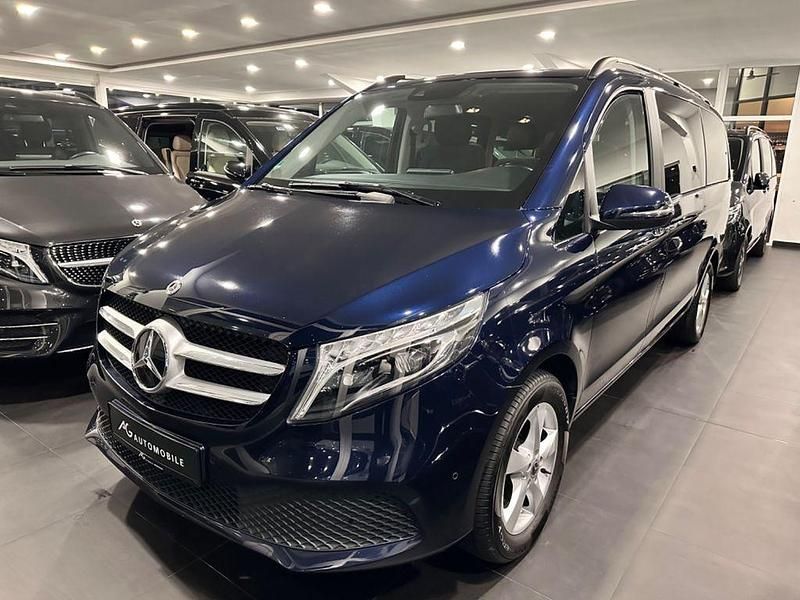 Blau Gebraucht 2020 Mercedes V220 Edition Van / Kleinbus | 34.900 € (Fairer Preis) - Bild 1/4