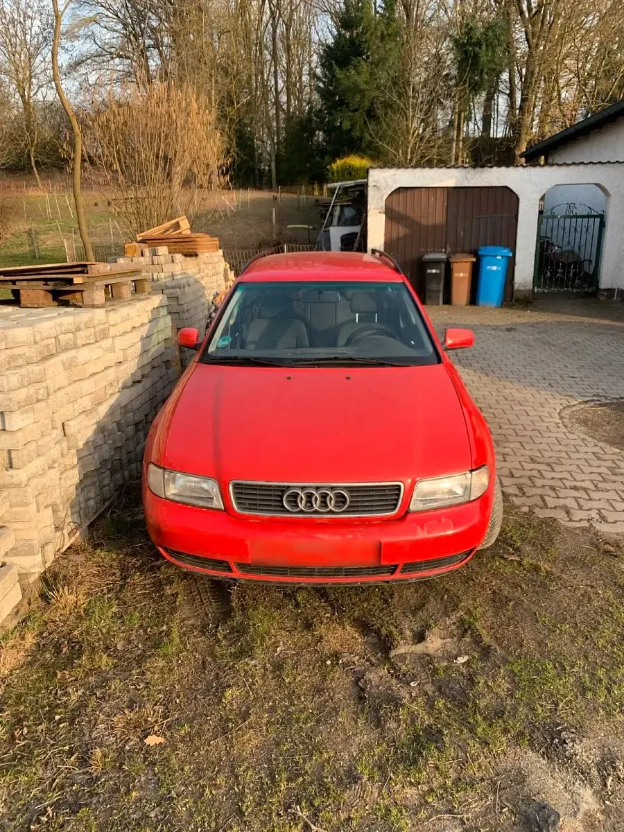Second-hand Audi A4 125 CP (91 kW) 1994 Roșu Berlinǎ
