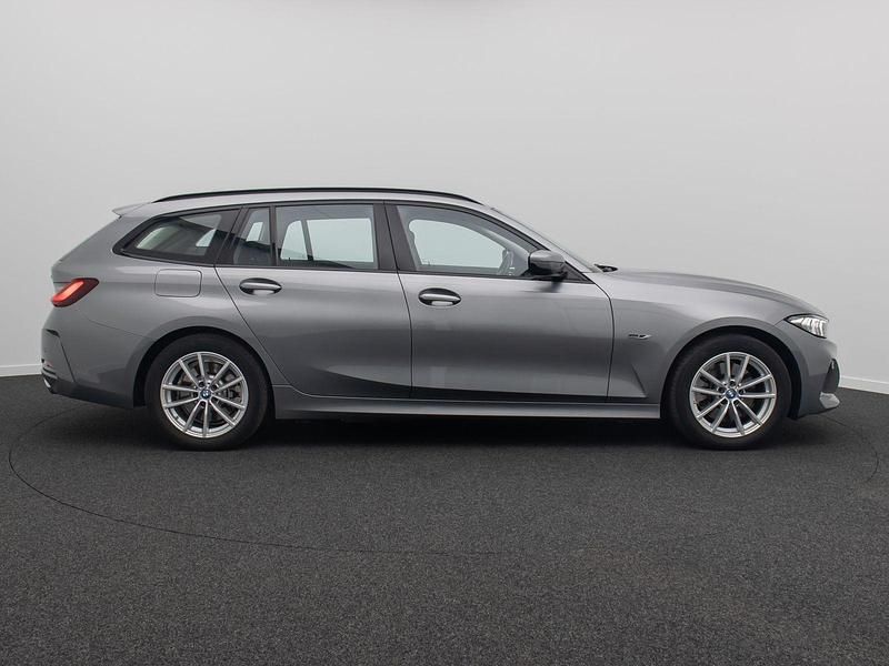 Gebraucht BMW 330e Sport Line 292 PS (214 kW) 2022 Shyscraper grauc4w Kombi