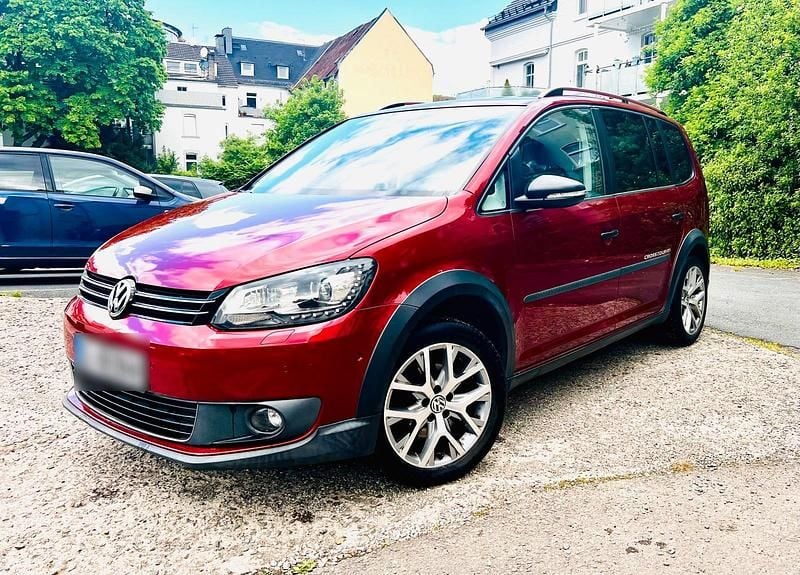 Rot Gebraucht 2013 VW Touran Cross Sportline Van / Kleinbus | 11.000 € (Fairer Preis) - Bild 1/4