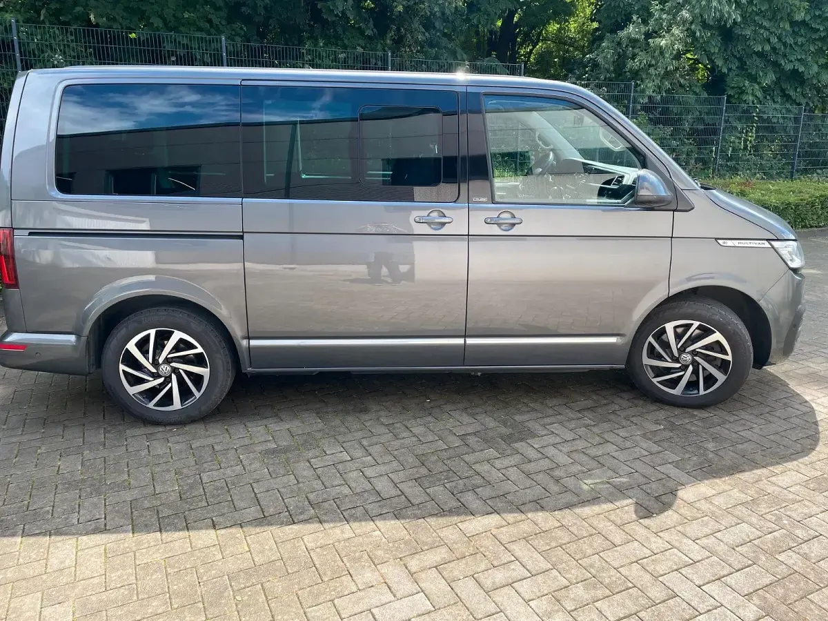 Gebraucht VW Multivan 199 PS (146 kW) 2020 Grau Van / Kleinbus