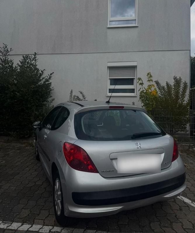 Gebraucht Peugeot 207 95 PS (69 kW) 2009 Silber Kleinwagen