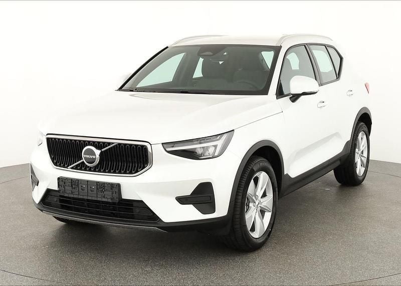 Crystal white perlglanzeffekt Neu 2025 Volvo XC40 Core SUV | 38.495 € (Superpreis) - Bild 1/4