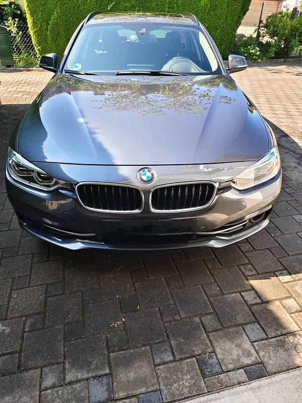 Grau Gebraucht 2018 BMW 330 Sport Line Kombi | 23.400 € (Fairer Preis) - Bild 1/4