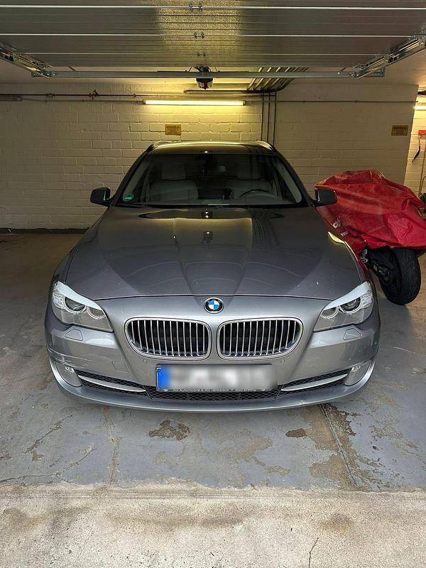 Grau Gebraucht 2011 BMW 530 Kombi | 6.300 € (Superpreis) - Bild 1/4