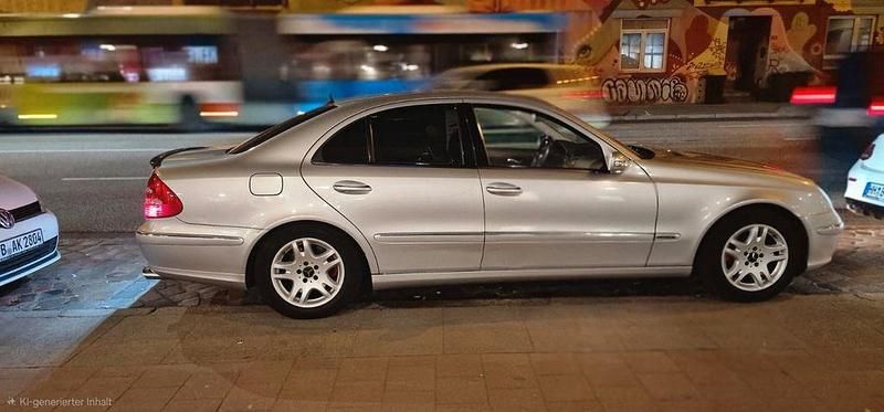 Silber Gebraucht 2002 Mercedes E240 Elegance Limousine | 4.199 € (Fairer Preis) - Bild 1/4