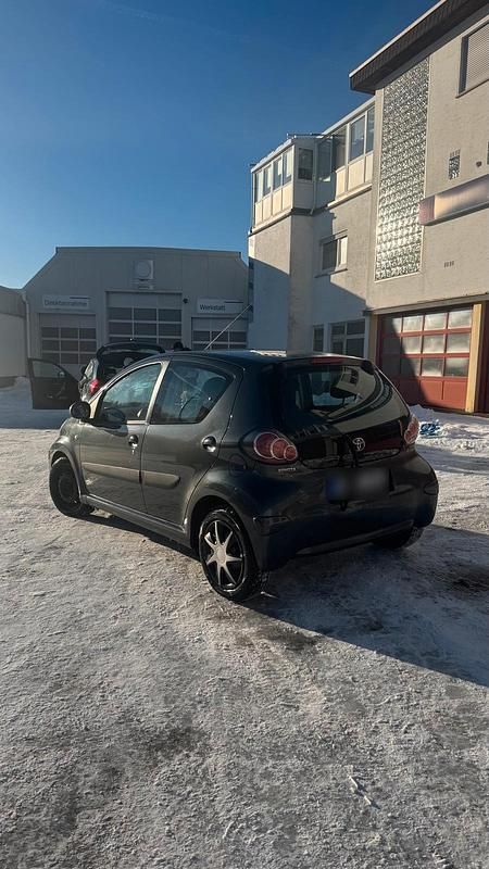 Gebraucht Toyota Aygo 68 PS (50 kW) 2010 Grau Kleinwagen