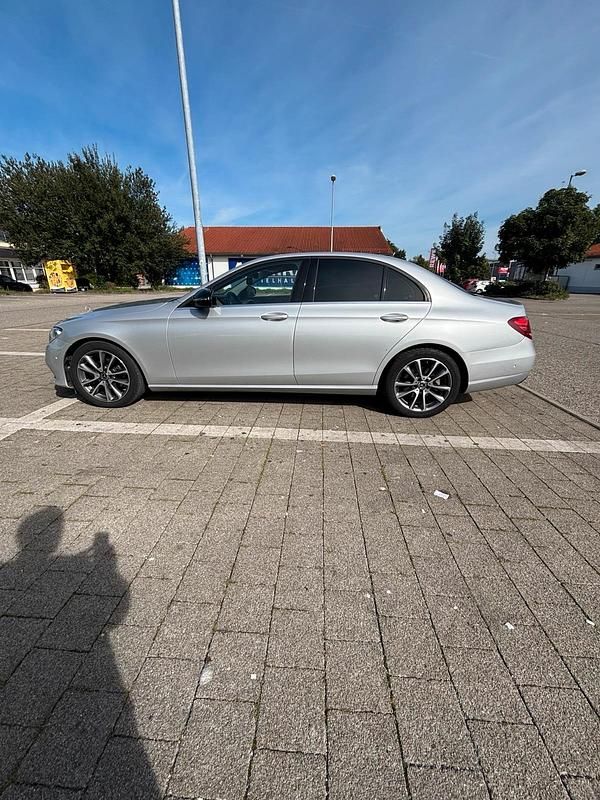 Grau Gebraucht 2018 Mercedes E200 Limousine | 14.500 € (Etwas zu teuer) - Bild 1/4